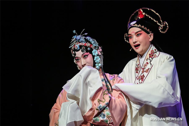 Китайские музыканты выступили в греческом городе Пирей