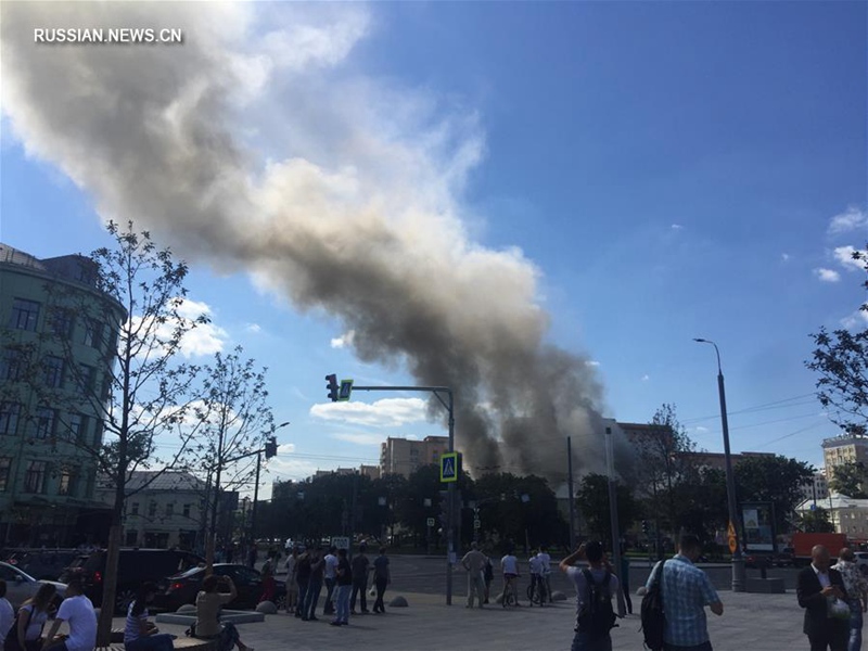 Пожар в здании на Таганской площади в центре Москвы потушен -- МЧС РФ