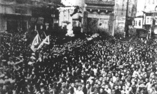 Армия и народ всю ночь праздновали капитуляцию Японии, 15 августа 1945 года, Яньань.