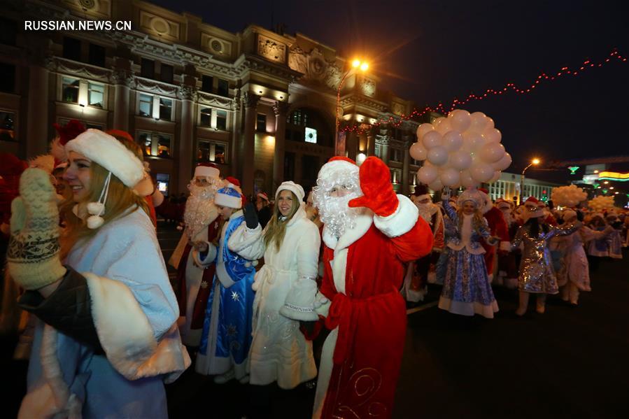 Театрализованное шествие Дедов Морозов и Снегурочек в Минске