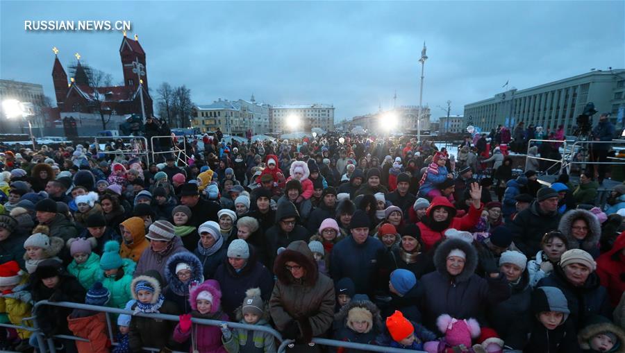 Театрализованное шествие Дедов Морозов и Снегурочек в Минске