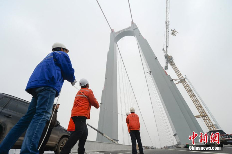 Строительство самого длинного по пролету подвесного моста Дунтинху в Китае подходит к концу