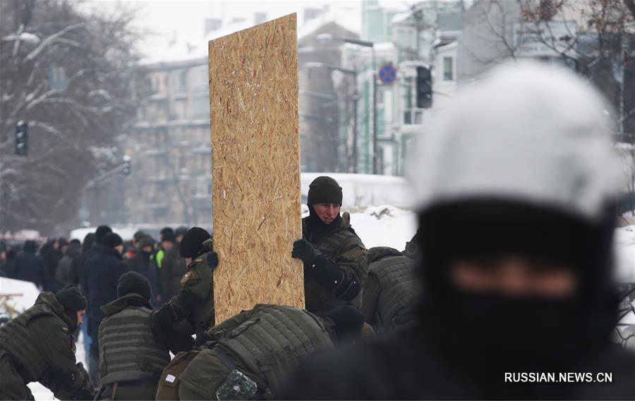 У здания Верховной Рады Украины демонтировали палаточный городок