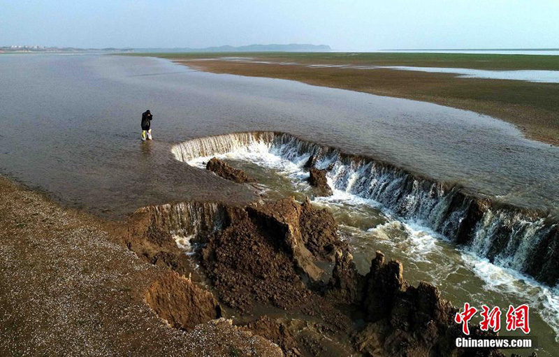 В заболоченных местах Поянху появился ?водопад?