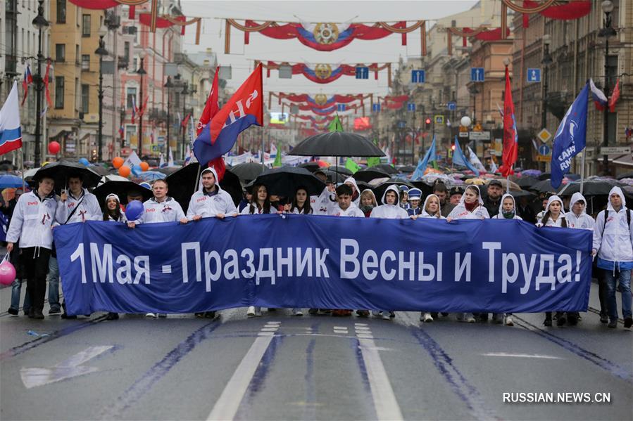 В первомайском шествии в Санкт-Петербурге участвовали 60 тыс человек