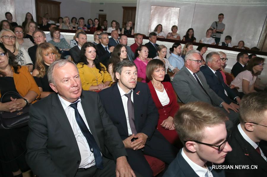 В преддверии Международного дня защиты детей в Минске провели церемонию награждения талантливых молодых людей