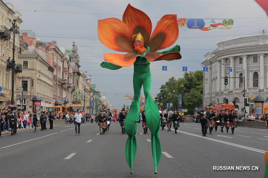 Грандиозный "Парад цветов" на Невском проспекте Санкт-Петербурга