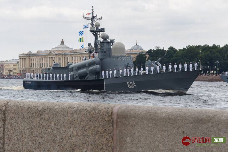 В Санкт-Петербурге состоялась генеральная репетиция военно-морского парада в честь Дня ВМФ