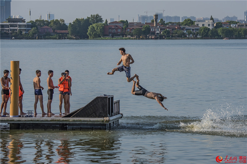 Жители города Ухань совершили прыжки в воду