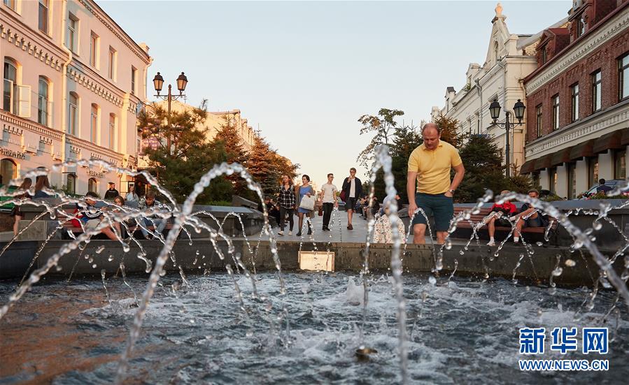 На фото: пешеходная улица в городе Владивосток