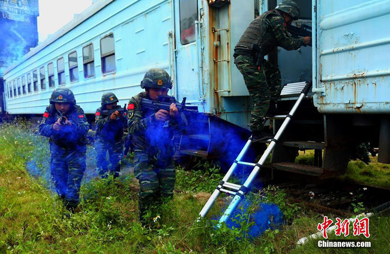 В китайском городе Гуйлинь прошли учения по борьбе против захвата поезда