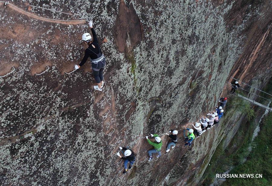 Спорт на открытом воздухе в ландшафтном парке "Хунъяньлин"