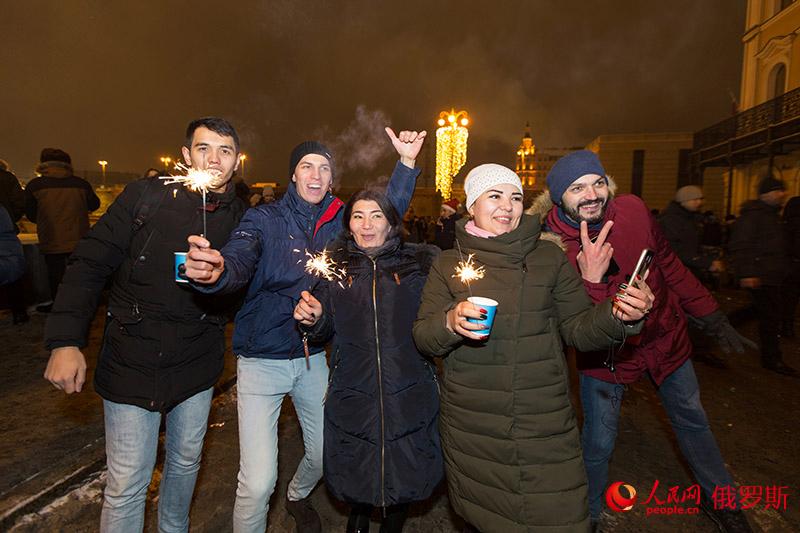 В небе над Москвой зажглись разноцветные фейерверки