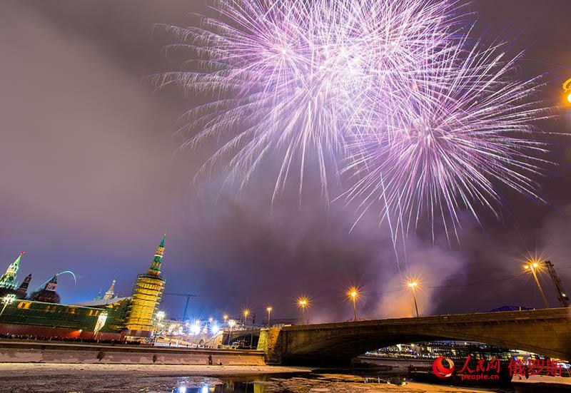 В небе над Москвой зажглись разноцветные фейерверки