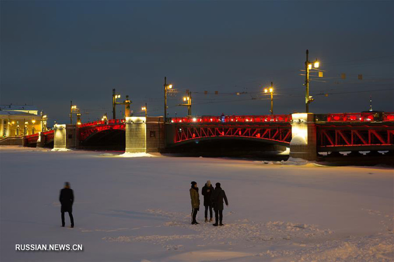 Красная подсветка на Дворцовом мосту в Санкт-Петебурге по случаю праздника Весны