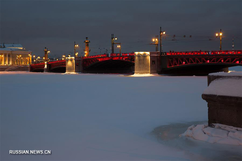 Красная подсветка на Дворцовом мосту в Санкт-Петебурге по случаю праздника Весны