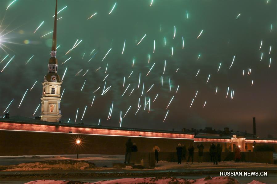 Салют в Санкт-Петербурге в честь Дня защитника отечества