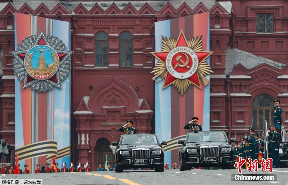 На Красной площади в Москве начался парад Победы