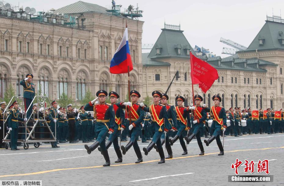 На Красной площади в Москве начался парад Победы