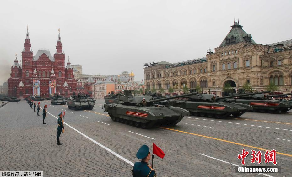 На Красной площади в Москве начался парад Победы