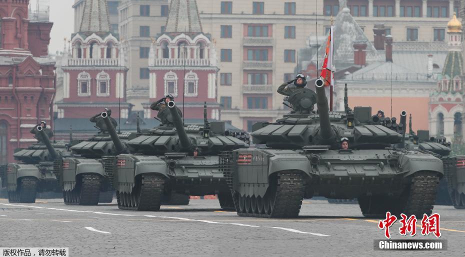 На Красной площади в Москве начался парад Победы