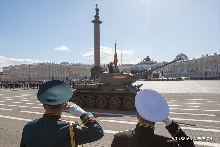 День Победы отметили в Санкт-Петербурге военным парадом и памятными мероприятиями