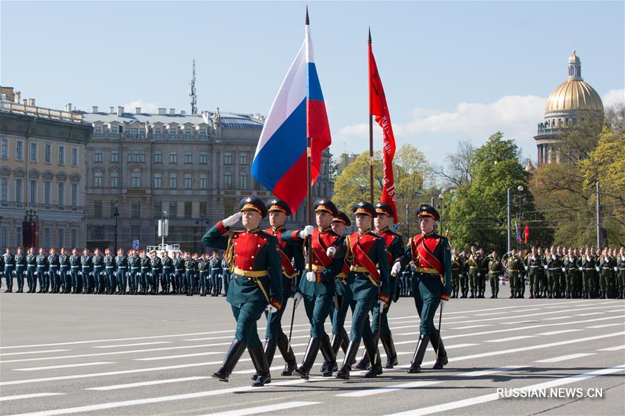 День Победы отметили в Санкт-Петербурге военным парадом и памятными мероприятиями