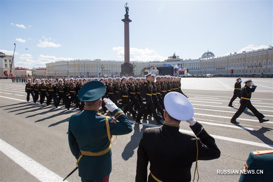 День Победы отметили в Санкт-Петербурге военным парадом и памятными мероприятиями