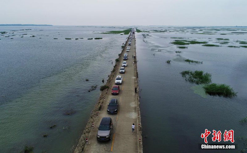 ?Шоссе на воде? в Южном Китае привлекло много туристов