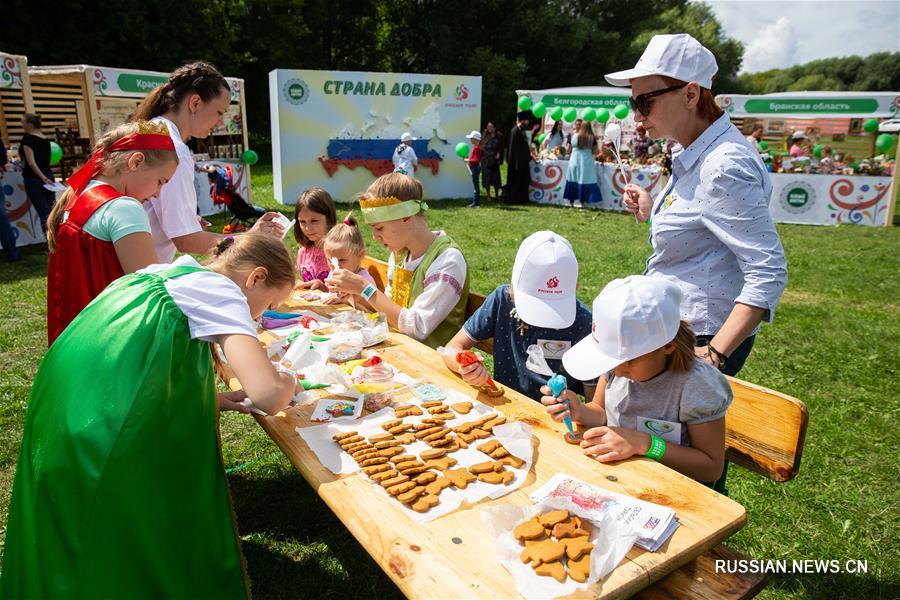 В Москве прошел фестиваль славянского искусства "Русское поле" 