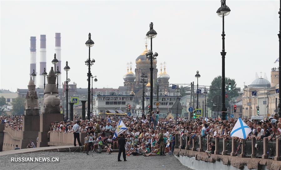 Более 40 кораблей и 40 самолетов приняли участие в Главном военно-морском параде в Санкт-Петербурге