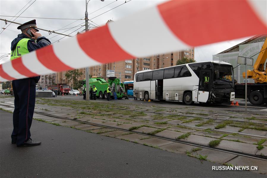 Автобус с китайскими туристами попал в ДТП в Москве