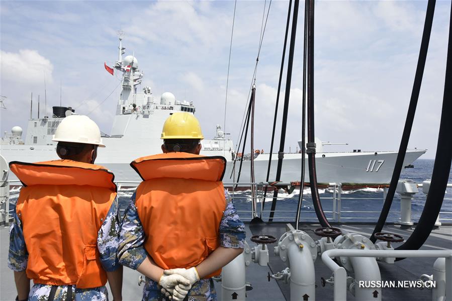 33-я конвойная флотилия ВМС НОАК впервые пополнила запасы в море