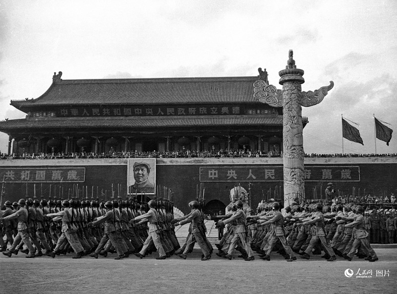 Фотографии с парадов с 1949 по 1959 годы в честь образования КНР