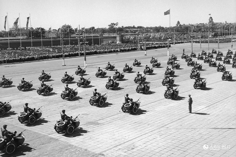 Фотографии с парадов с 1949 по 1959 годы в честь образования КНР