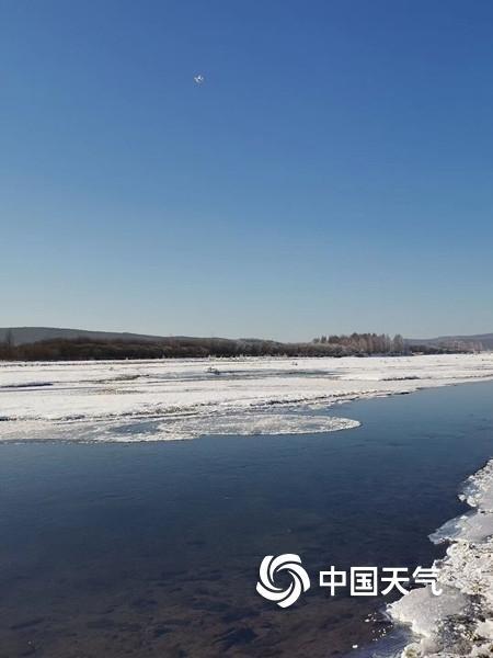 На реке в Китае появился вращающийся ледяной круг