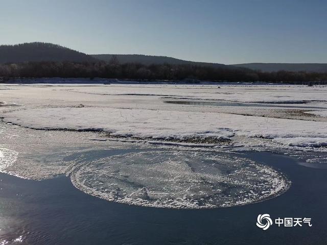 На реке в Китае появился вращающийся ледяной круг