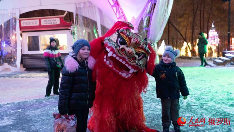 "Волшебные китайские фонари" зажглись в московском парке Сокольники