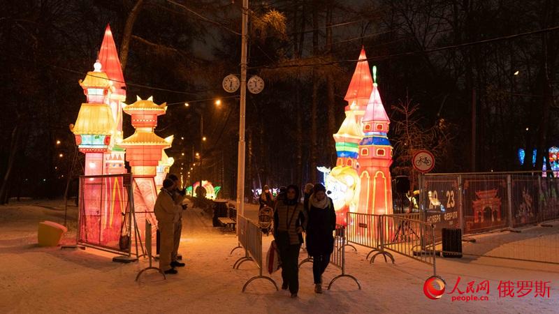 "Волшебные китайские фонари" зажглись в московском парке Сокольники