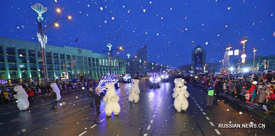 Новогоднее шествие Дедов Морозов и Снегурочек в Минске