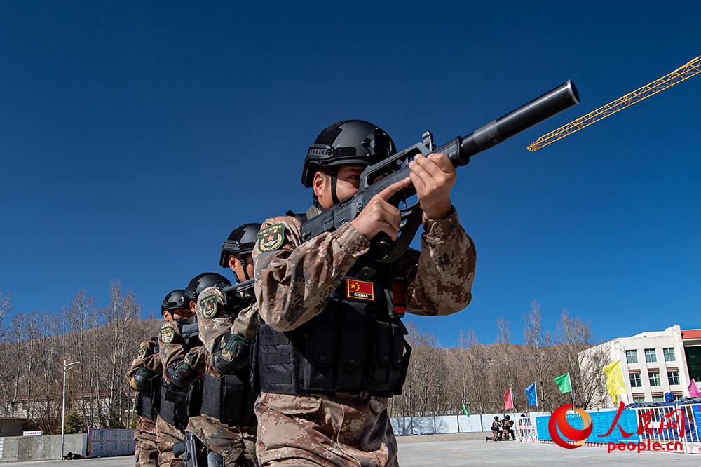 Войска специального назначения Тибетского военного округа проводят контртеррористические учения в высокогорных районах