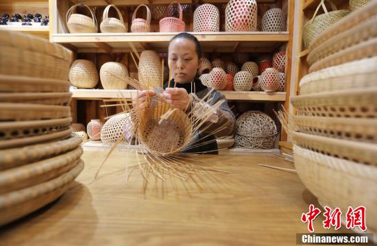 Китаянка открыла онлайн-курс по плетению из бамбука во время эпидемии