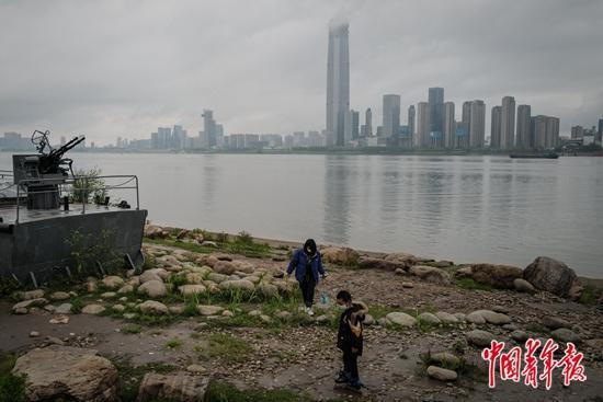 Жизнь в городе Ухань постепенно вернулась в нормальное русло