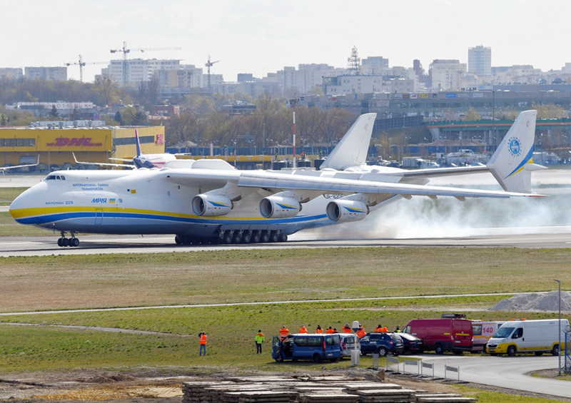 Самый большой в мире самолет Ан-225 с китайскими медикаментами прибыл в Польшу