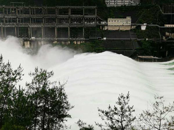 Крупное водохранилище на востоке Китая открыло все водосбросы для борьбы с наводнениями