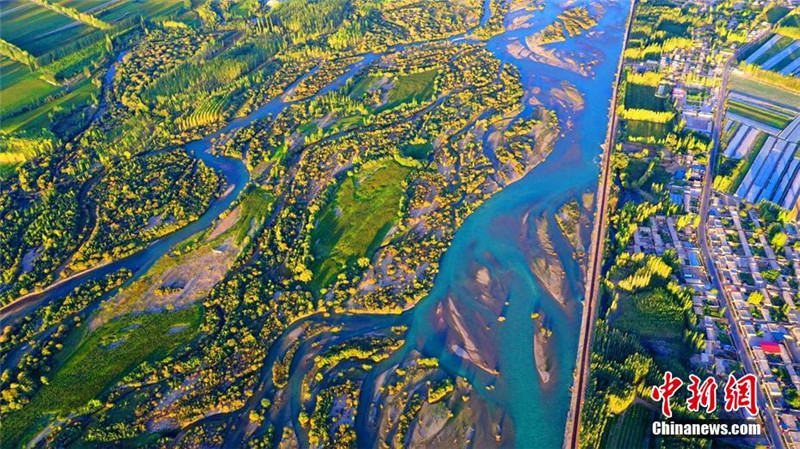 Водно-болотные угодья на юге провинции Синьцзян в начале осени