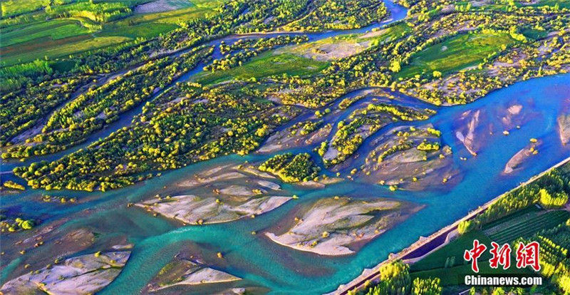 Водно-болотные угодья на юге провинции Синьцзян в начале осени