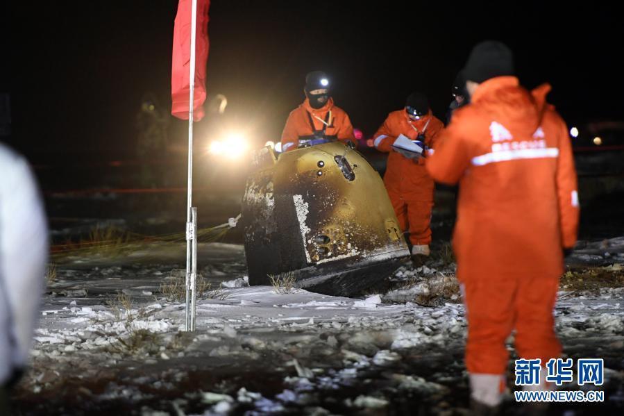 Возвращаемый модуль зонда "Чанъэ-5" с образцами лунного грунта совершил приземление