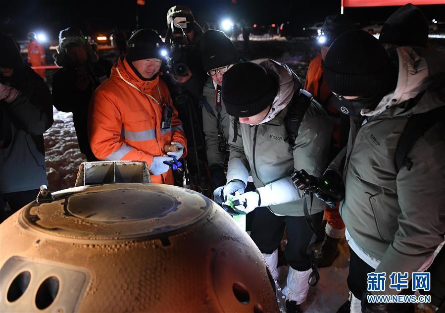 Возвращаемый модуль зонда "Чанъэ-5" с образцами лунного грунта совершил приземление