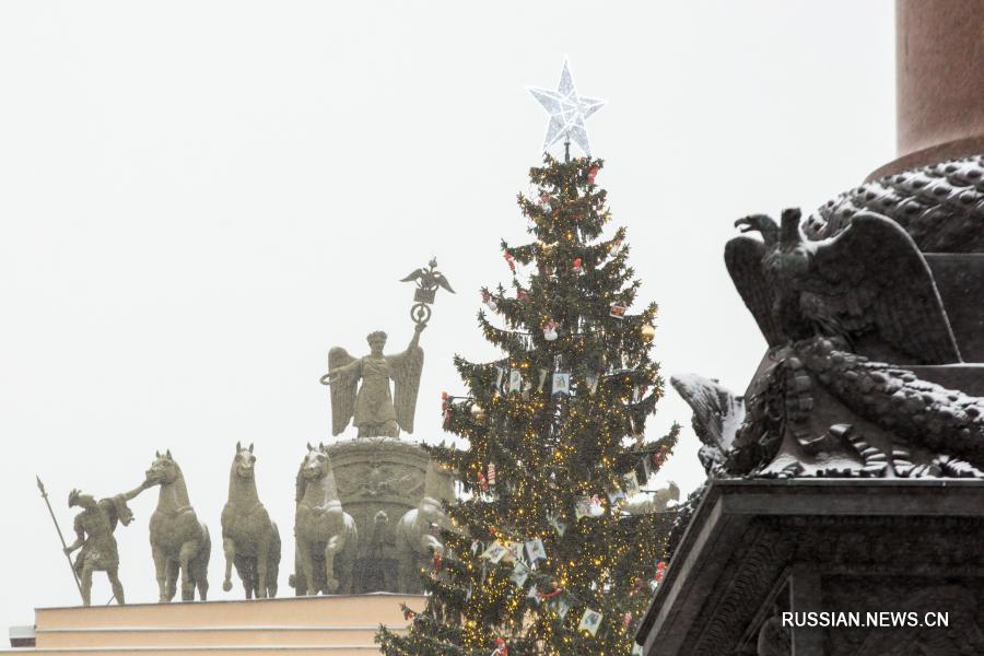 Новогодняя елка на Дворцовой площади в Петербурге